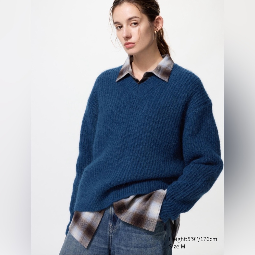 Uniqlo Fluffy V-Neck Wool Blend Sweater in Blue